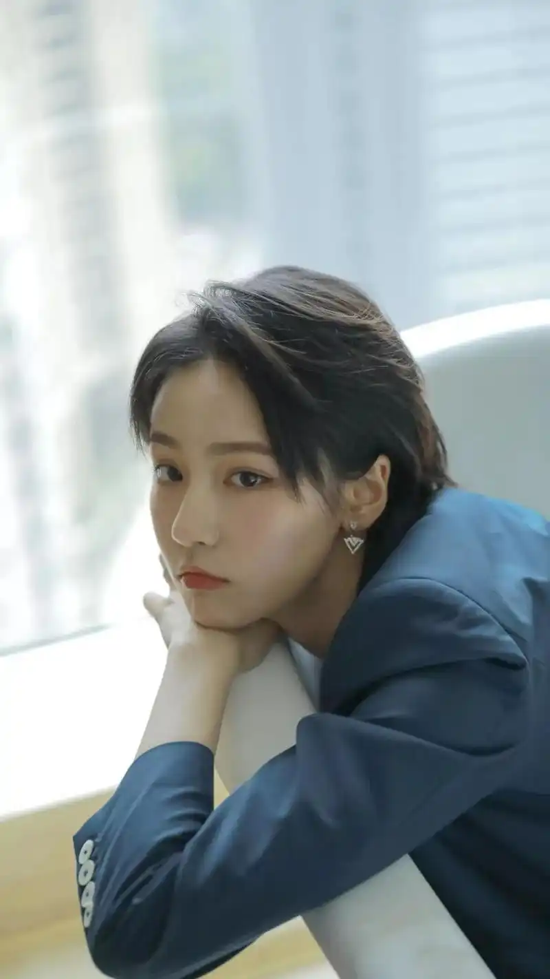 "诸葛大力"成果戏外更清纯,白色半袖配背带裤,简直是宅男杀手