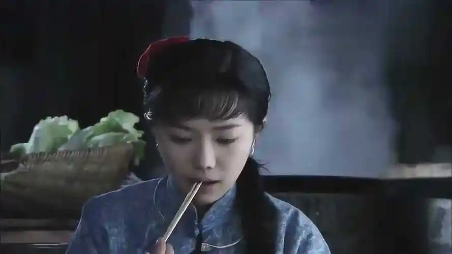 围屋里的桃花春丫情窦初开爱上小木匠爹打翻饭桌竟还笑得出来