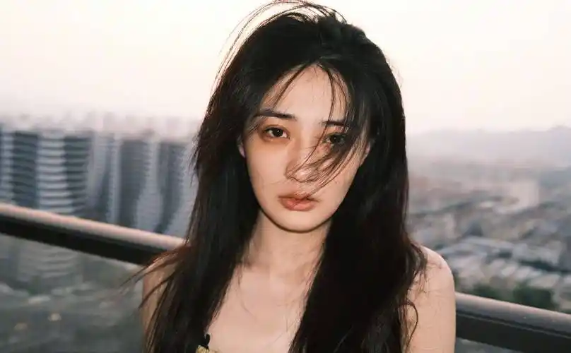 徐璐飘逸长发唯美风连衣裙写真_气质_女神