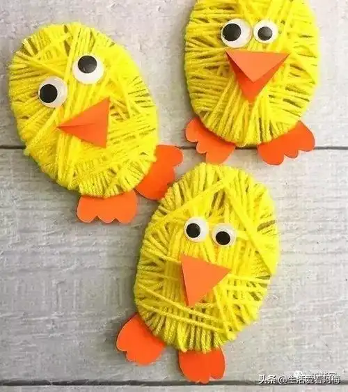 用毛线缠绕完全地包裹起来准备材料:毛线,纸板,橙色卡纸,手工眼睛