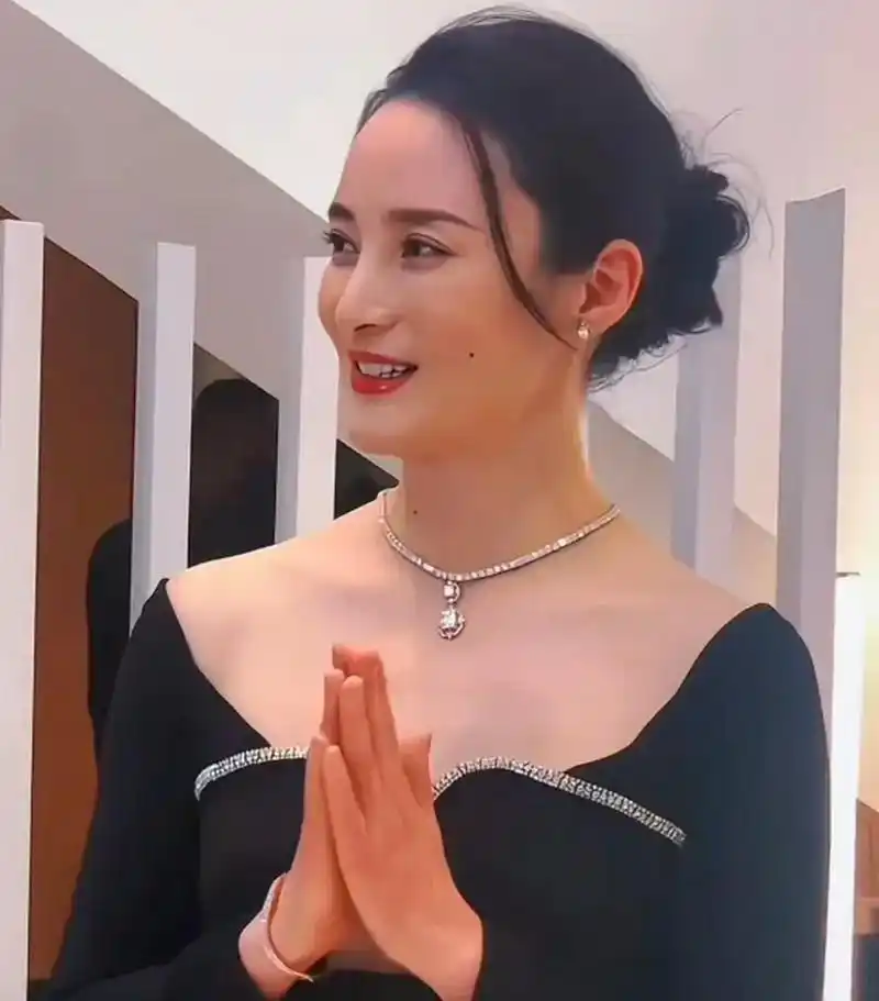 状态爆表完全看不出生了两孩子,快50岁的人,个人认为最耐老的女演员