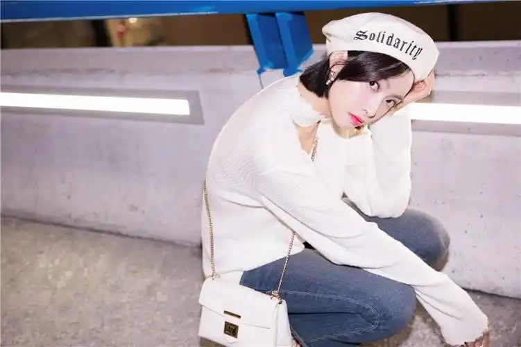 宋茜出发米兰牛仔裤搭配白色毛衣活力十足