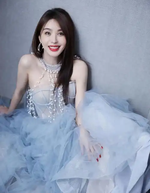 李菲儿穿粉色裙子身姿卓越温婉可人