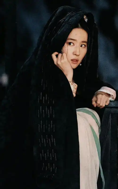 当年在电影《花木兰》里,刘亦菲一身女扮男装的造型让人觉得差别很大