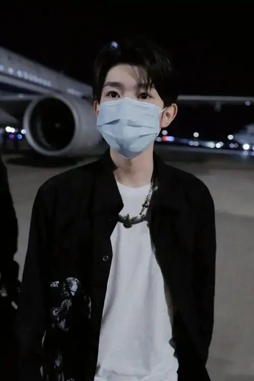 王源回北京机场饭拍黑衣小源好可