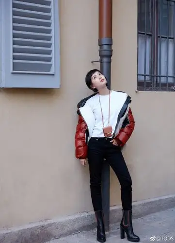 [刘诗诗][新闻]171019 刘诗诗最新街拍公开 最潮品牌大使演示保暖穿搭