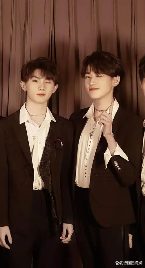 马嘉祺,宋亚轩中戏话剧彩排路透曝光,二人同框中间妹子成焦点