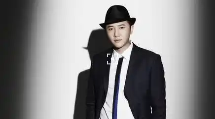 脸熟的原因还是他长得有点像关喆~主持人(会长)大左对三番来说只算是