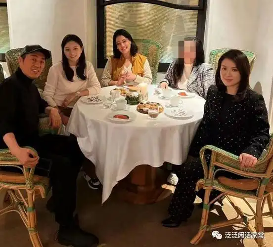 张艺谋夫妇法国餐厅合影陈婷气质大变网友太惊艳了