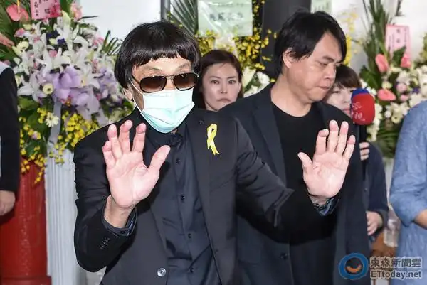 身体虚弱的猪哥亮也到场吊唁.(图/记者李毓康摄)