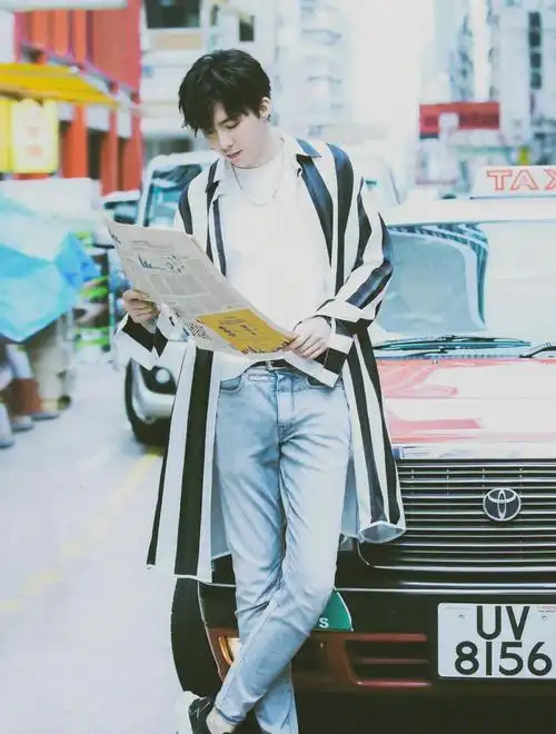 刘宇宁的身材真的超绝满屏的细腰长腿清秀俊朗又尽显温柔帅气