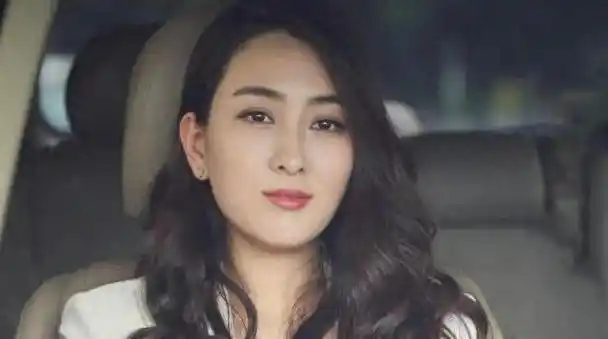 42岁马苏出席影展开幕式,身穿蓝色深v连衣裙,身姿婀娜韵味十足|红唇