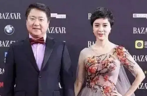 但是在于东成功的背后,却是有他前妻臧黎璐的心血.