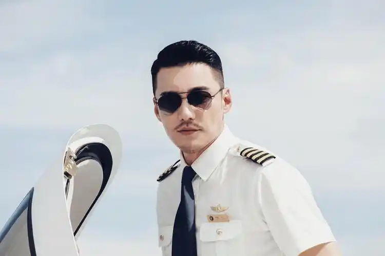 肩负责任与担当,胡兵完美演绎"双面机长"