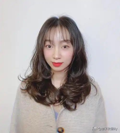 这款c型的微扣烫发配上空气刘海,修颜减龄美美哒,温柔知性显气质,美到