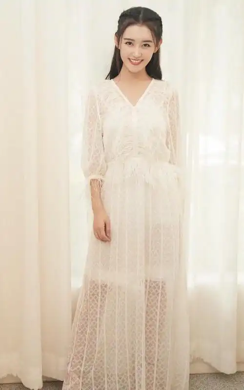 蒋依依是一个美丽的小公主,她穿着薄纱长裙气质优雅.