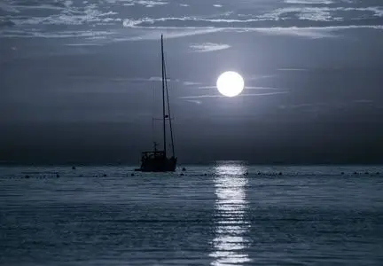 美丽的夜晚亚得里亚海, 游艇和满月, 克罗地亚.夜海景照片