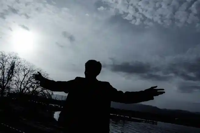 张艺兴周一背影照