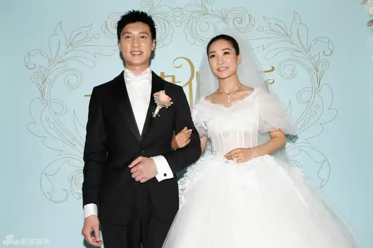 陶昕然何建泽大婚浪漫拥吻 计划生一子一女