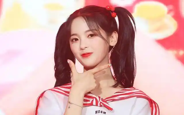 杨超越早年"打工照"曝出,无美颜状态下的她,一脸的青涩单纯