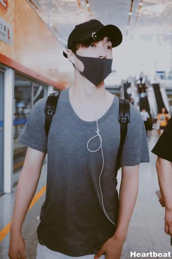 [张艺兴][新闻]180805 艺兴结束芝加哥音乐节行程 现已抵达北京首都