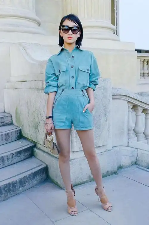 周冬雨真的太厉害了!这么紧的吊带裙也塞得进,平胸一样美的惊艳