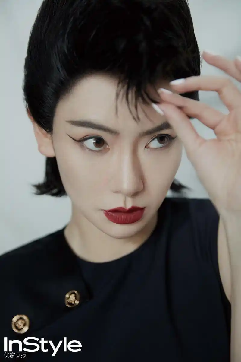 戚薇爆炸头黑裙超长眼线气场炸裂写真图片611