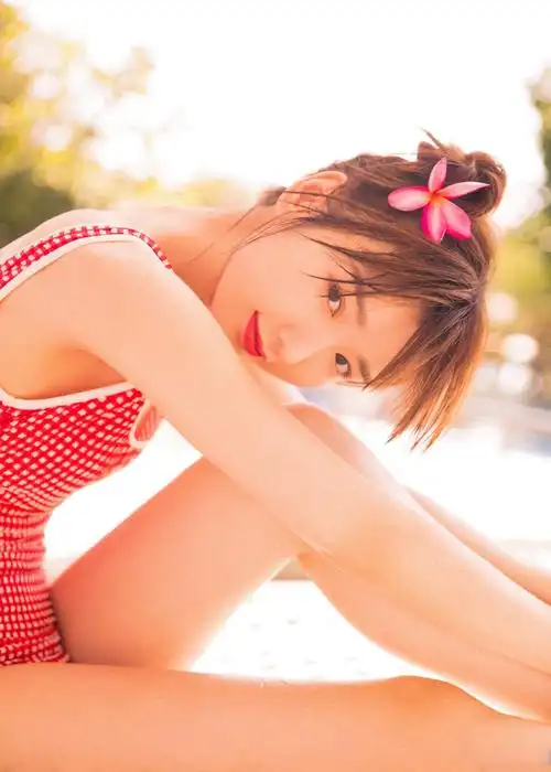 毛晓彤泳装造型精选.