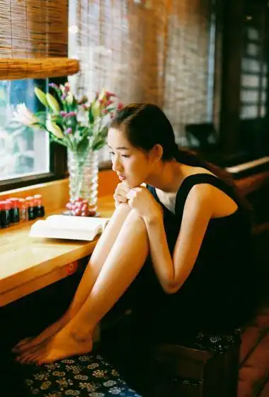 简介:王玉雯温暖秋冬装老街写真图片,分享一组王玉雯图片给大家,图中