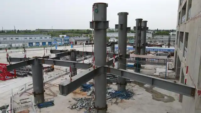 大象酒店首层钢管柱吊装就位