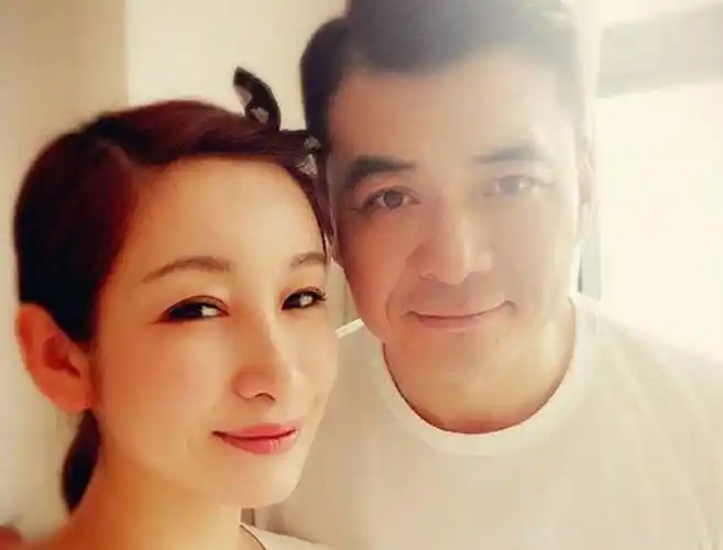 秦海璐其实就只结过一次婚,也就是她现在的丈夫王新军,王新军是一名"