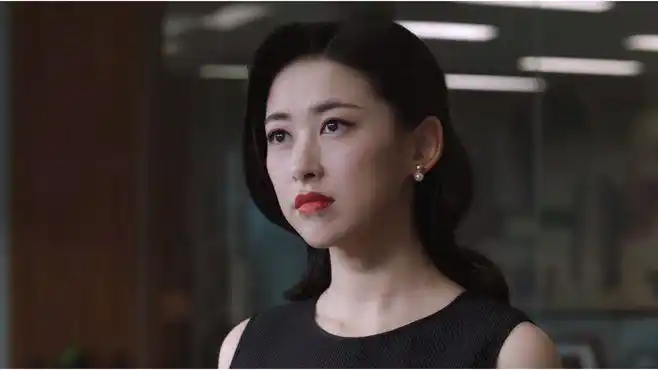 精英律师:朱珠饰演女秘书,一身修身连衣裙风情万种,精英范十足-影视综