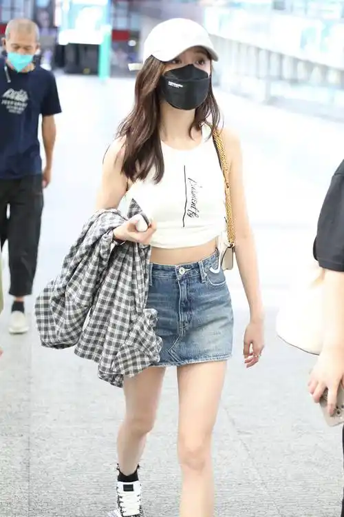 吴宣仪穿露脐小背心配迷你短裙秀小蛮腰曲线完美