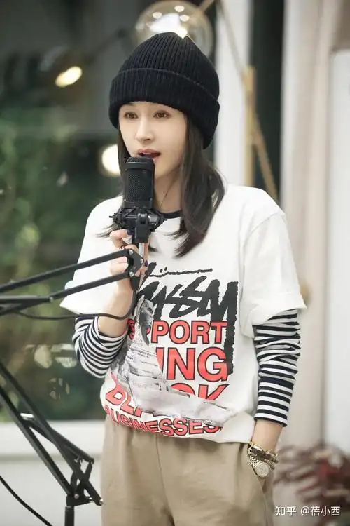 王子文又成功穿出了170既视感衬衫配黑色长裤简约是真高级