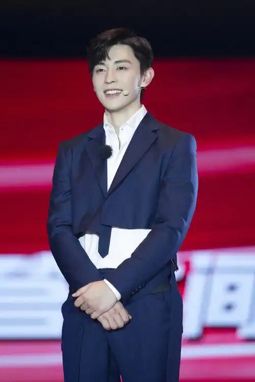 184cm邓伦身材太惹眼!奢华宫廷风上线,黑色长裤盖不住大长腿