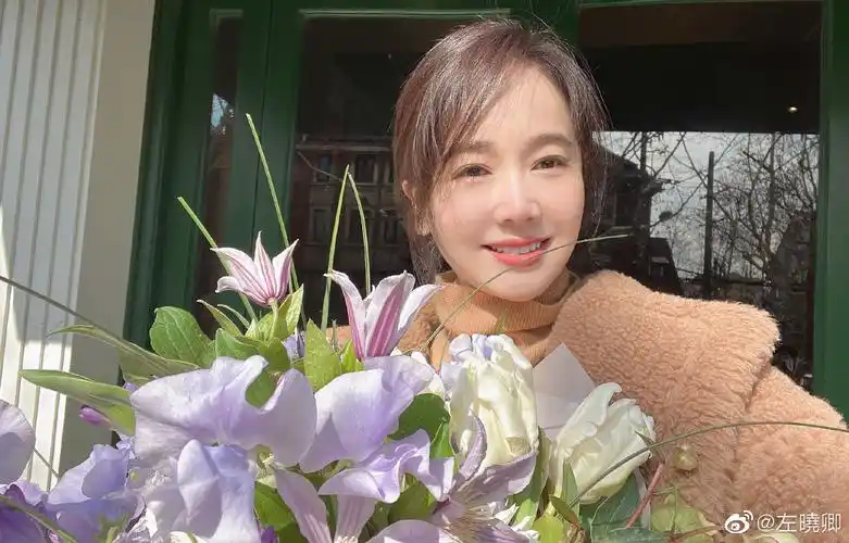 左小青晒手捧鲜花照笑容灿烂人比花娇失婚后独自抚养十岁囡囡