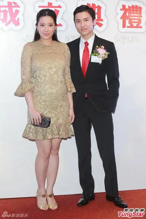 汪圆圆怀孕后首度公开亮相,挺5月孕肚踩约8厘米高跟鞋支持老公蔡加赞