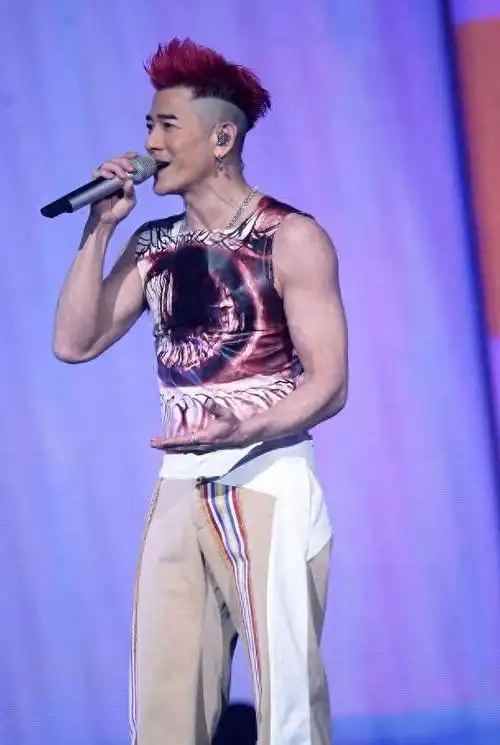 方媛全家现身郭富城演唱会俩女儿挥手与爸爸互动俏皮又可爱