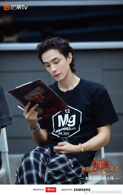 李承铉亲口解释了经常戴的彩色星星手链的来由之前他没说但咱都猜得差