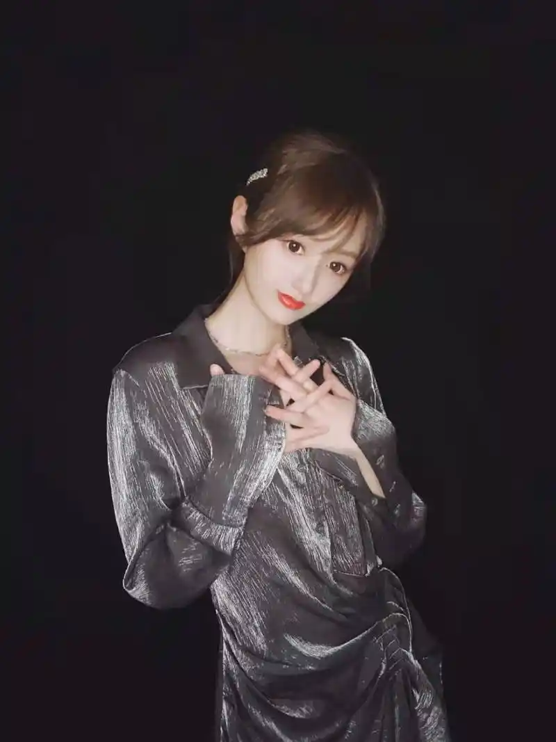 nba主播小七晒美照,肤白貌美,身材苗条有型,比美娜更漂亮!