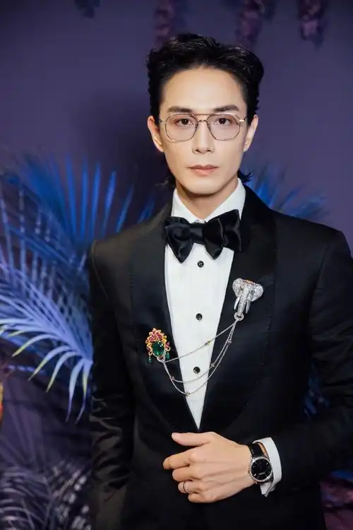 李承铉黑西装造型绅士帅气写真_李承铉写真图片_三千图片网