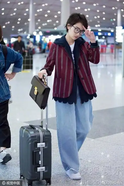 周冬雨机场街拍西装搭配阔腿裤,她帅起来,会帅死人的