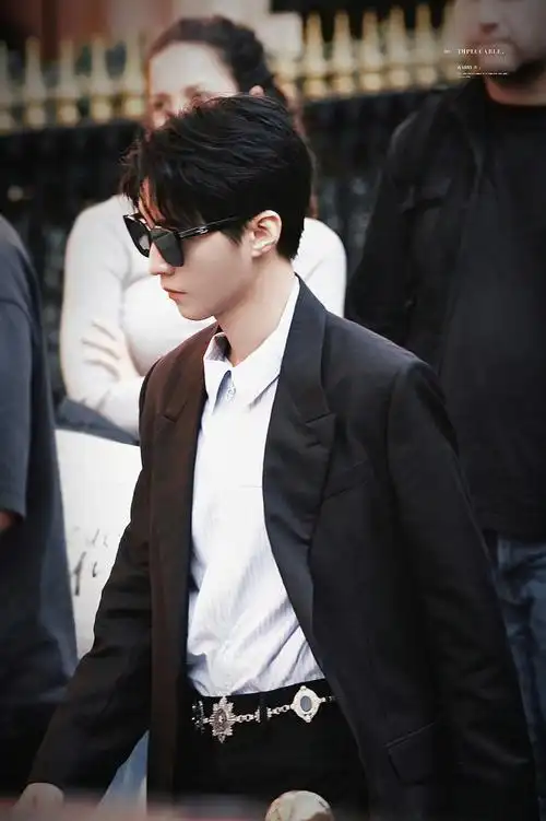 #王俊凯又当老板又当翻译##王俊凯 巴黎时装周#