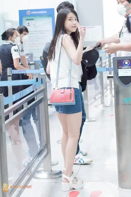 iu 李知恩 机场超短裙街拍|李知恩|超短裙|街拍_新浪新闻