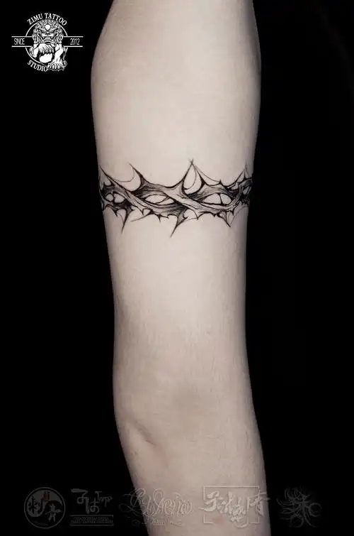 大臂纹身:臂环 荆棘