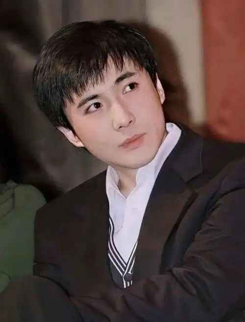 军艺校草两次入围亚太最帅100张面孔来看看沈腾年轻时的模样