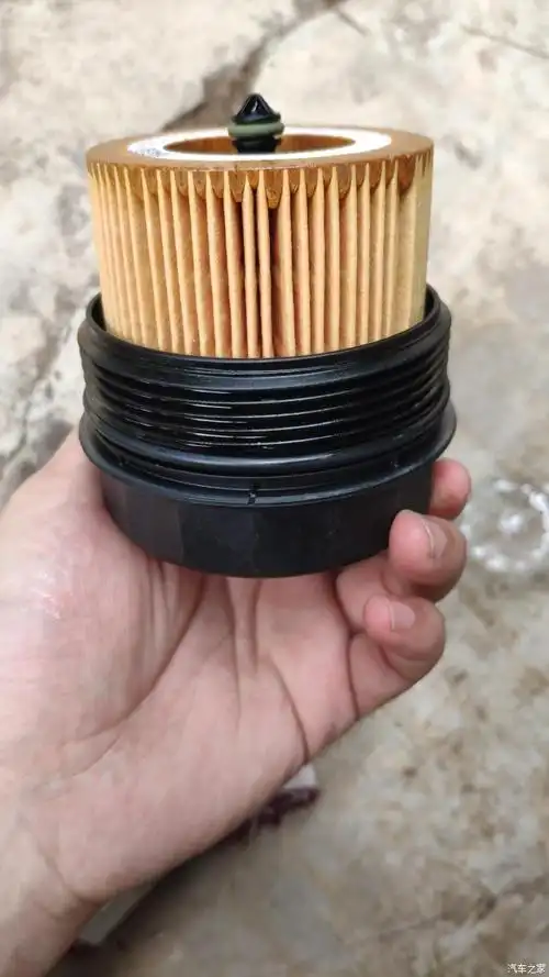 ps:机滤底座会有些许机油,吸干净再装入新的滤芯.