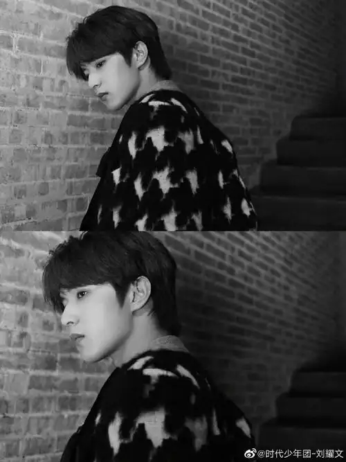 刘耀文日常随拍更新啦~ 黑白拼接外套造型在黑白色调下的随拍!