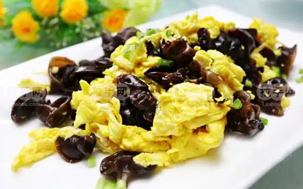 p>木耳炒鸡蛋是一道 a href="#" data-lemmaid="935151">家常 /a>