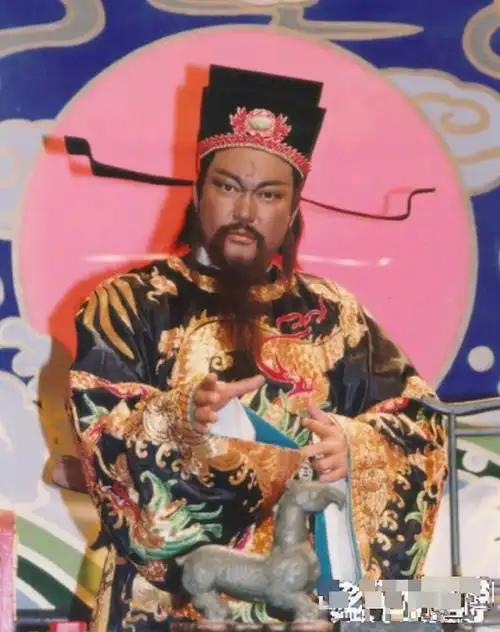 69岁"包青天"金超群罕见露面,消瘦不少拄着拐杖步履蹒跚_腾讯新闻